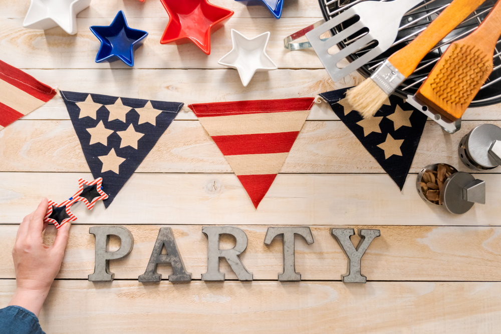 Party,Sign,With,July,4th,Decorations,On,Wood,Boards.