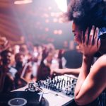 Shot,Of,A,Female,Dj,Playing,Music,In,The,Club