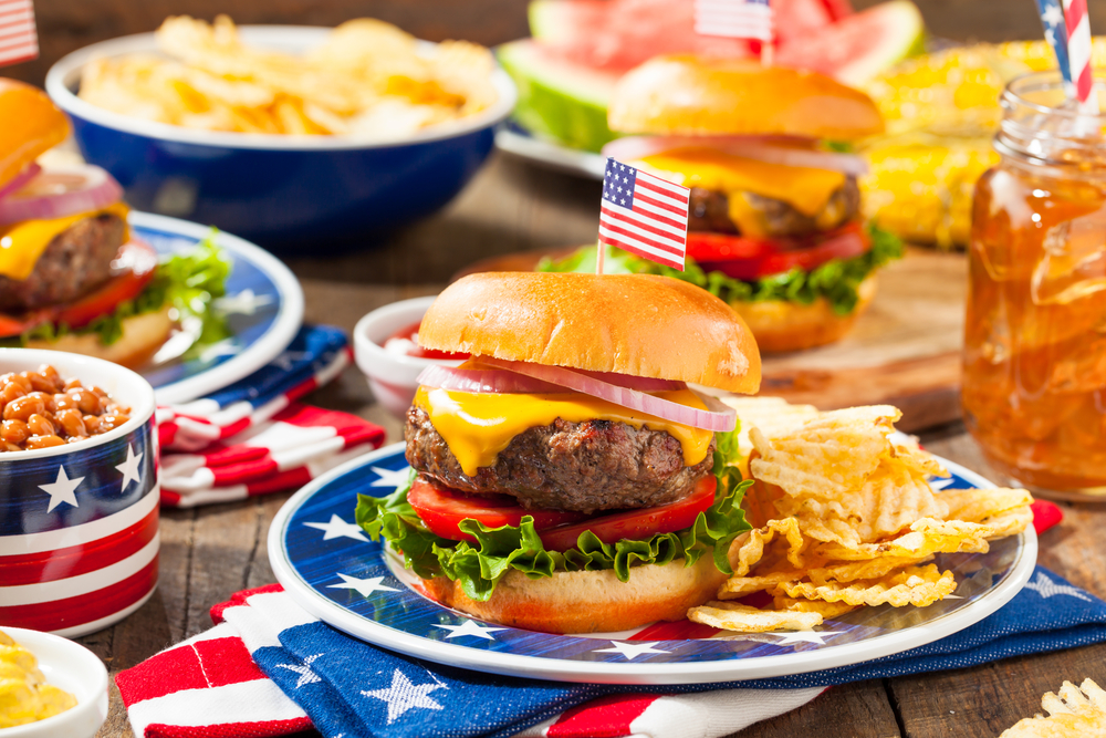 Homemade,Memorial,Day,Hamburger,Picnic,With,Chips,And,Fruit