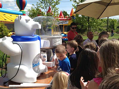 kids waiting to get cotton candy